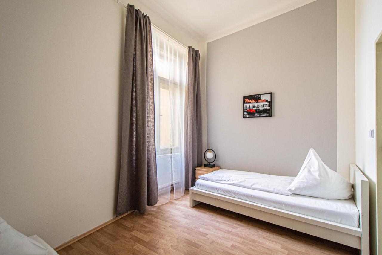 For Celebrations Spacious 3Bdr Apartment With Balcony Praga Exterior foto